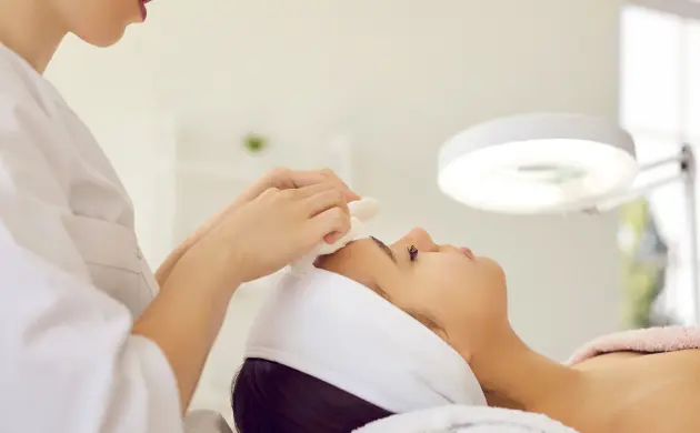 美容クリニックで施術している様子