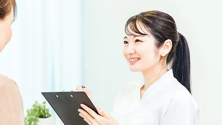 女性同士が話をしている様子