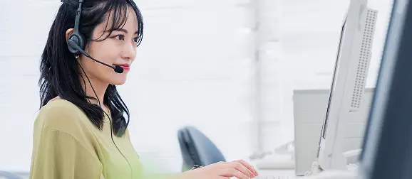 パソコンに向かって作業をする女性の写真