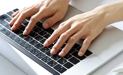パソコンを打つ人の手元の写真