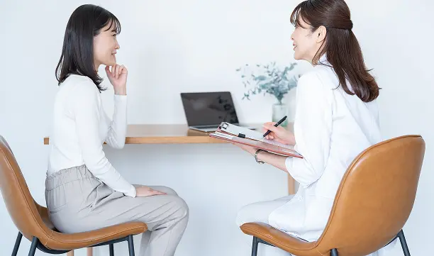 医療クリニックでカウセリングしている様子