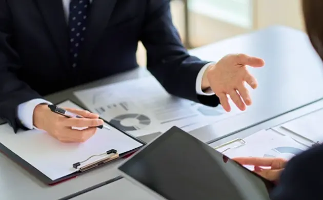 行政書士事務所で打ち合わせしている様子